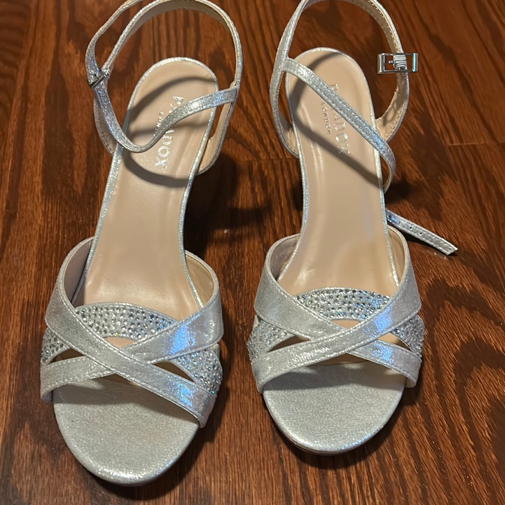 NWT in box never worn silver paradox London shoes size 8 wide